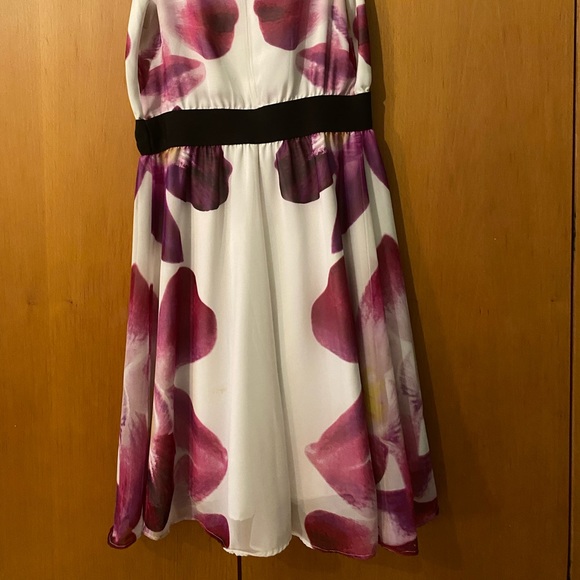 Floral dress. Never worn - Picture 2 of 4